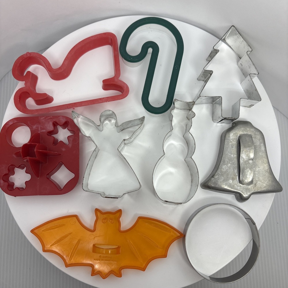 Mixed Lot of 9 Cookie Cutters 5‎ Metal 4 Plastic Holiday Bat Angel Sleigh Bell